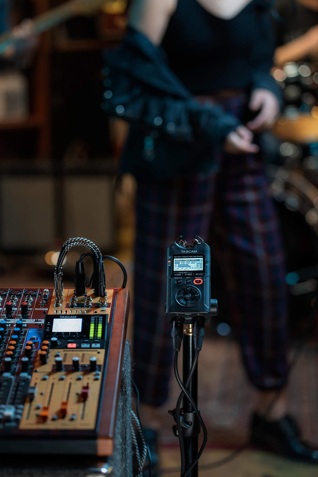 4-Track Portable Handheld Field Recorder with 2 XLR/TRS Inputs R893418
