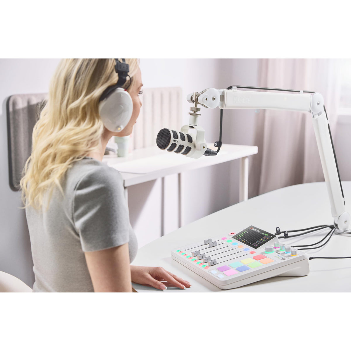 White Cardioid Dynamic Broadcast Microphone with XLR Cable E487711