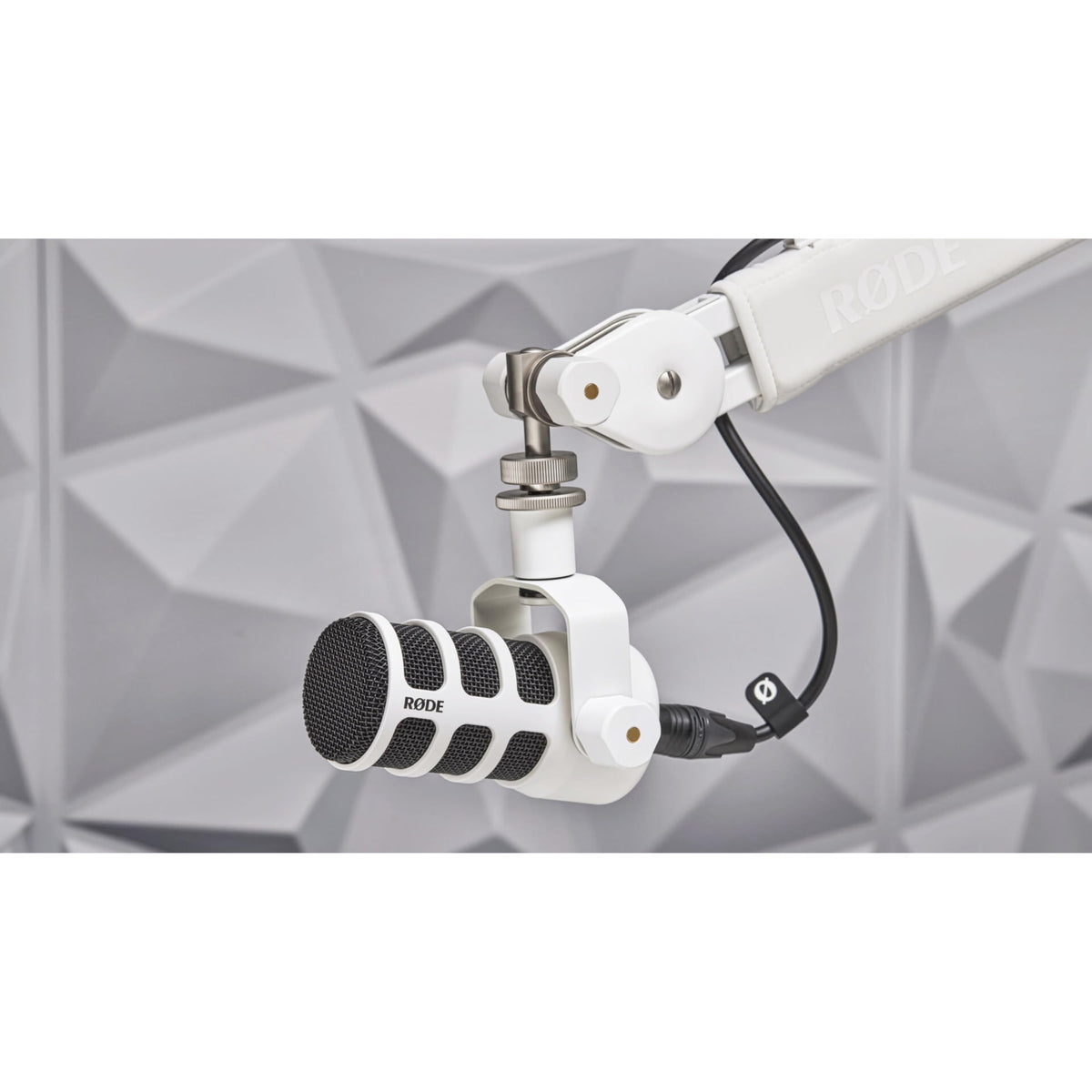 White Cardioid Dynamic Broadcast Microphone with XLR Cable E487711